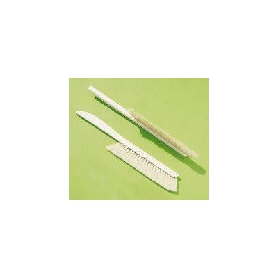 Spazzola grossa in crine chiaro, con lungo manico in legno